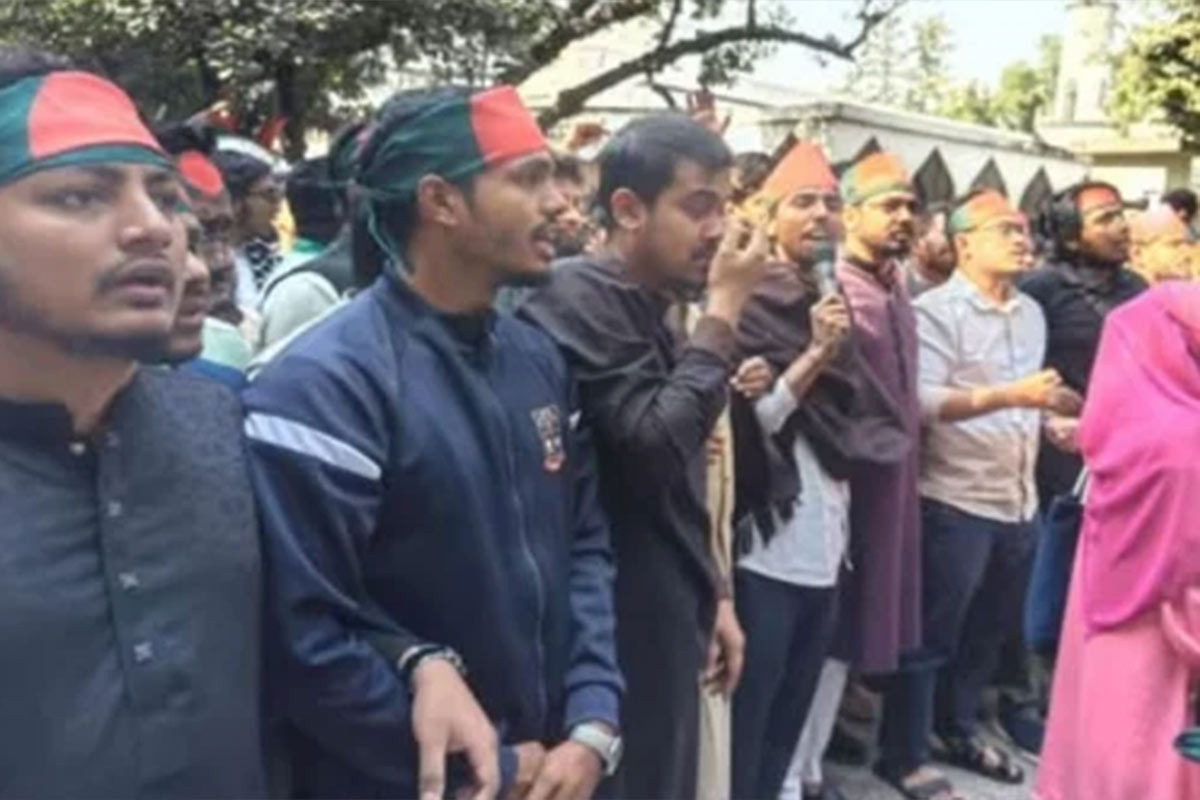 স্বরাষ্ট্র মন্ত্রণালয় অভিমুখে ডাকসুর নেতৃত্বে বিক্ষোভ