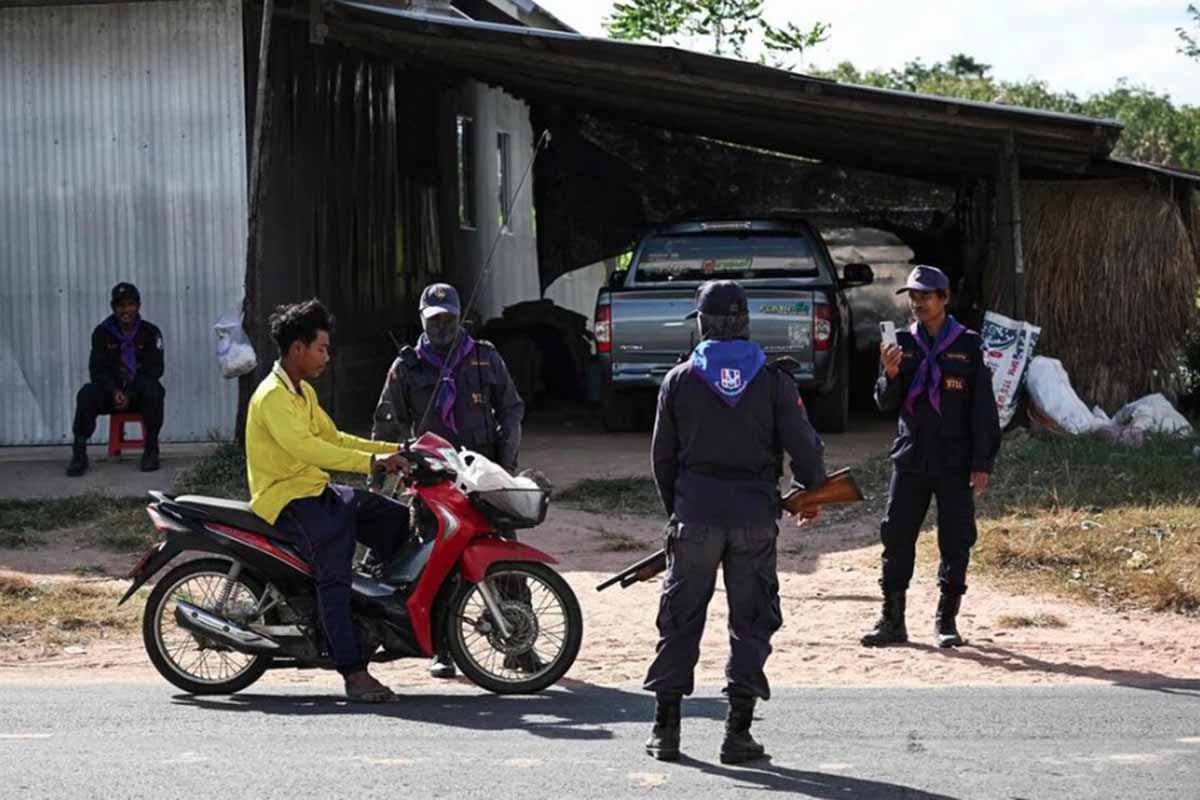 কম্বোডিয়া সীমান্তে গোলাবর্ষণ, থাই গ্রাম পাহারা দিচ্ছেন স্বেচ্ছাসেবকরা