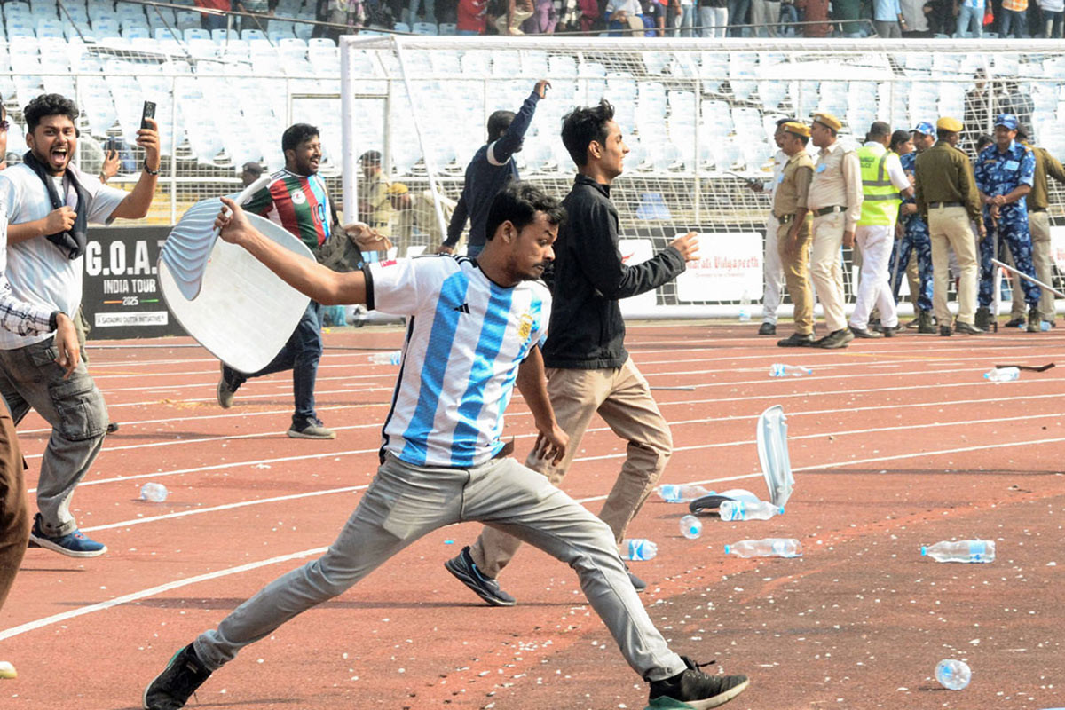 কনুইয়ের গুঁতো আর নখের আছড়ে নিরাপত্তাহীনতায় মাঠ ছাড়েন মেসিরা