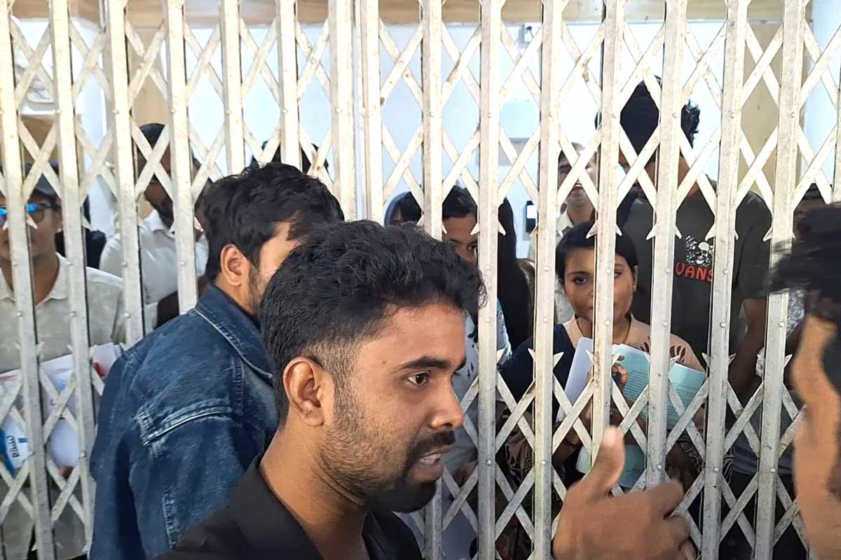 উপ-উপাচার্যের বিতর্কিত মন্তব্য ঘিরে চবির প্রশাসনিক ভবনে তালা