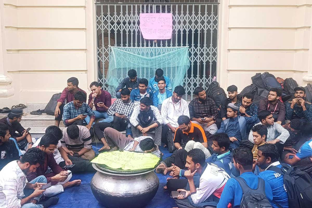 তিন দফা দাবিতে জবির প্রশাসনিক ভবন অবরোধ করলেন শিক্ষার্থীরা