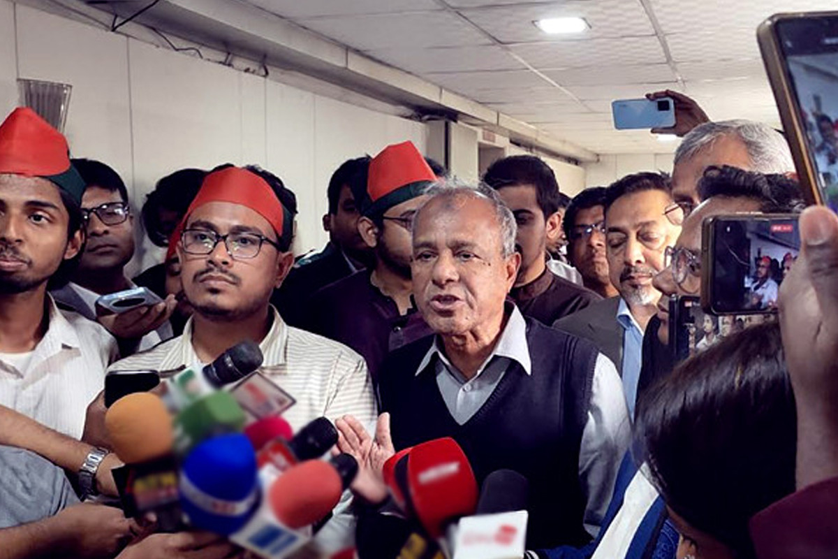 হাদিকে হত্যাচেষ্টাকারীদের সম্পর্কে এখনই সবকিছু বলা যাবে না : স্বরাষ্ট্র উপদেষ্টা