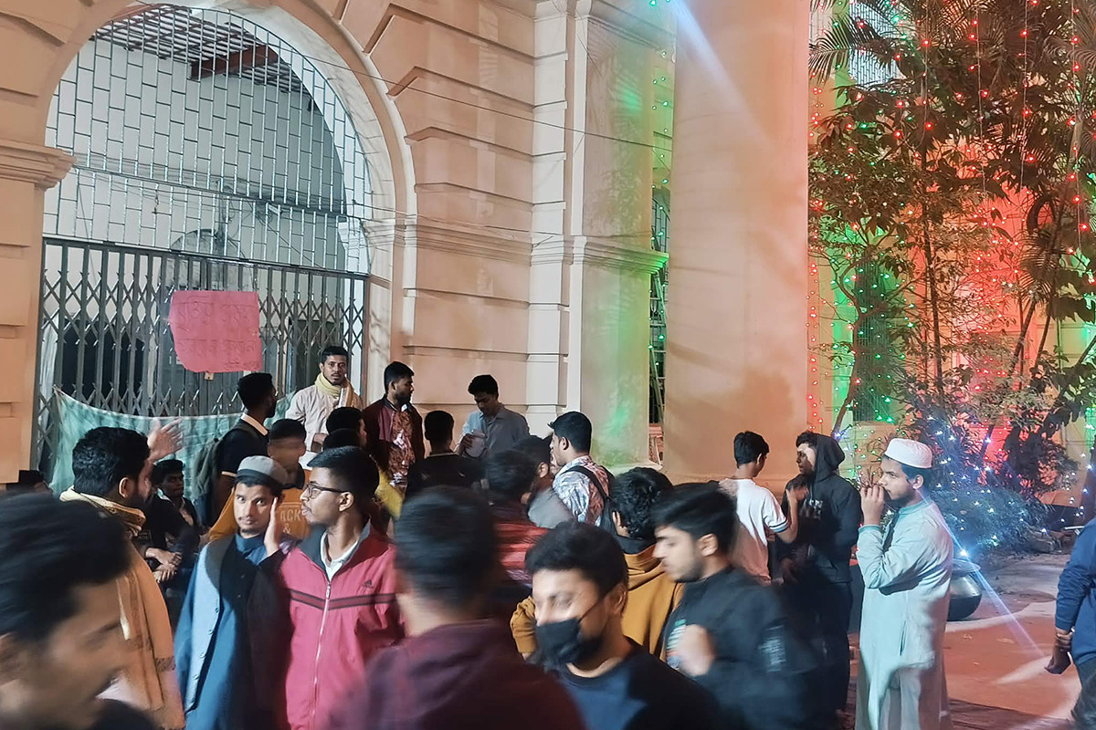 টানা ১১ ঘণ্টা ধরে অবরুদ্ধ জবি প্রশাসনিক ভবন