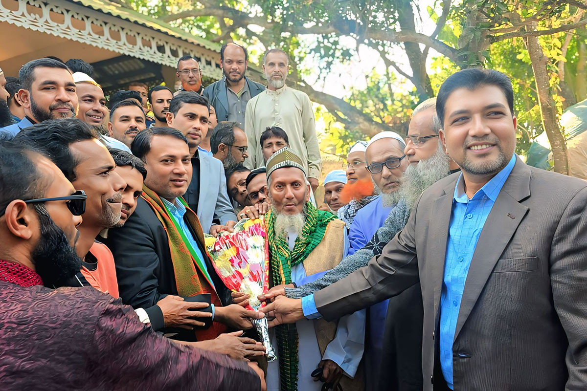 ভোটের মাঠে প্রার্থীর ব্যতিক্রমী সেবা!