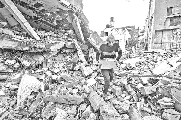 ইসরায়েলের হামলায় ধ্বংসস্তূপে পরিণত আবাসিক ভবন -