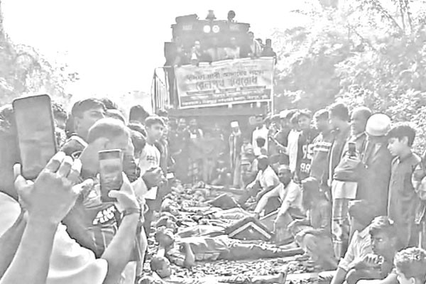 রেলপথ অবরোধ শিডিউল বিপর্যয় যাত্রীভোগান্তি