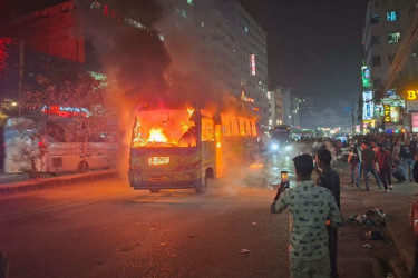 বাড্ডায় ফের যাত্রীবাহী বাসে আগুন