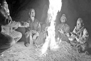 শীতে কাঁপছে লালমনিরহাট