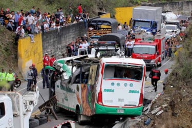 কলম্বিয়ায় শিক্ষার্থীদের বাস খাদে পড়ে নিহত ১৭, আহত ২০