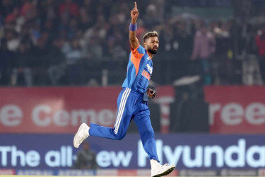 শততম উইকেট নিয়ে অনন্য কীর্তি ভারতীয় অলরাউন্ডারের