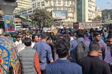 স্বরাষ্ট্র উপদেষ্টার পদত্যাগের দাবিতে শাহবাগ ব্লকেড