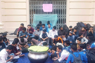 তিন দফা দাবিতে জবির প্রশাসনিক ভবন অবরোধ করলেন শিক্ষার্থীরা