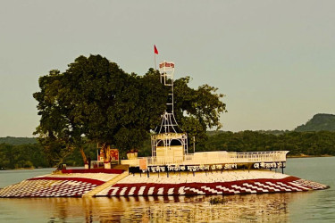 রঙের ছোঁয়ায় নতুন সাজে পাহাড়ে বীরশ্রেষ্ঠ মুন্সী আব্দুর রউফের সমাধিস্থল