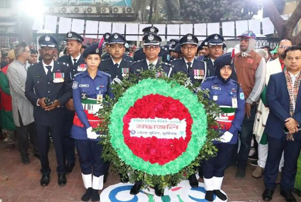 বিজয় দিবসে মুন্সীগঞ্জ জেলা পুলিশের ফুলেল শ্রদ্ধা