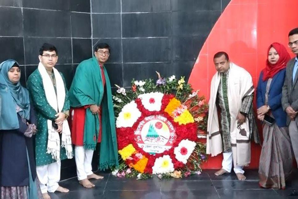 সিরাজগঞ্জে ফুলের শ্রদ্ধায় শহীদদের স্মরণ