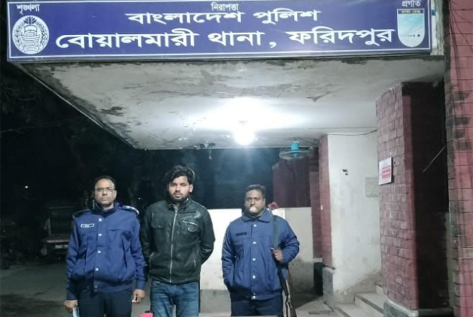 বোয়ালমারীতে ককটেল উদ্ধার, আটক ১