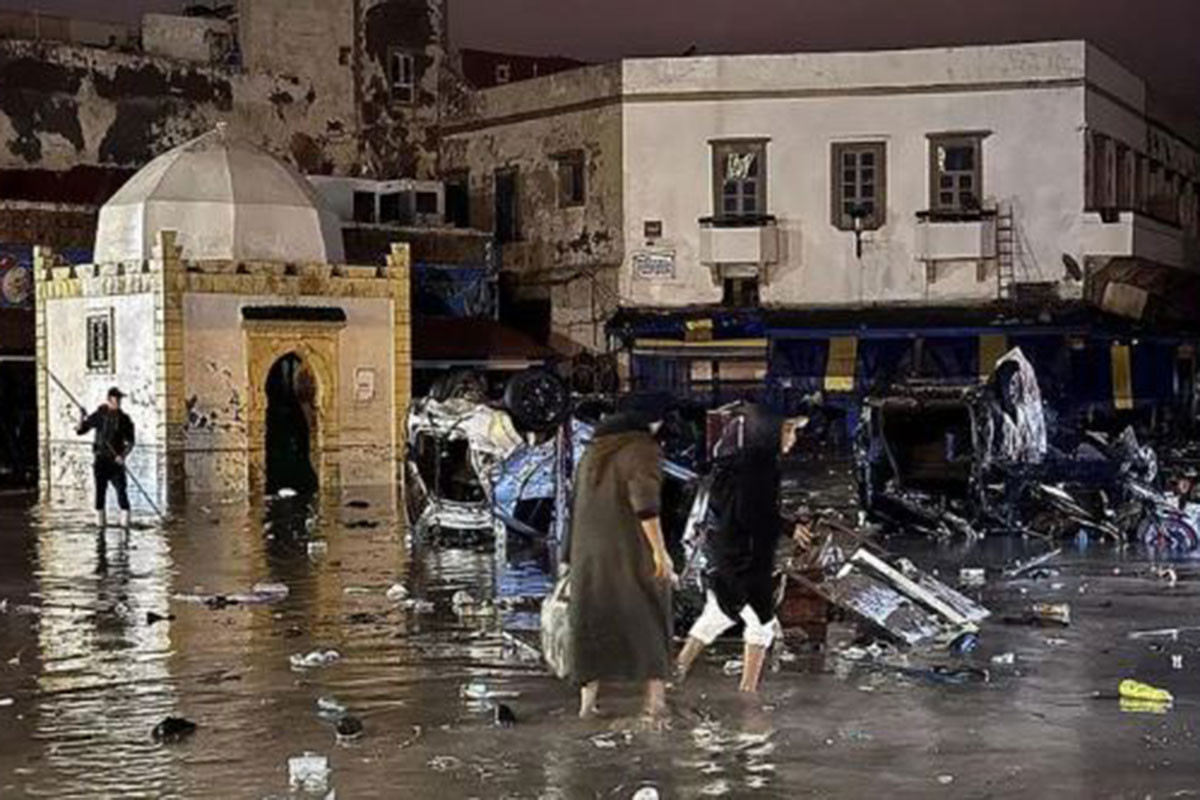 কাভার্ডভ্যানের চাপায় প্রাণ গেল দুই পুলিশ সদস্যের