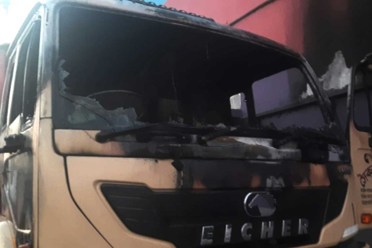 ধান বোঝাই ট্রাকে আগুন, চালক-সহকারী দগ্ধ