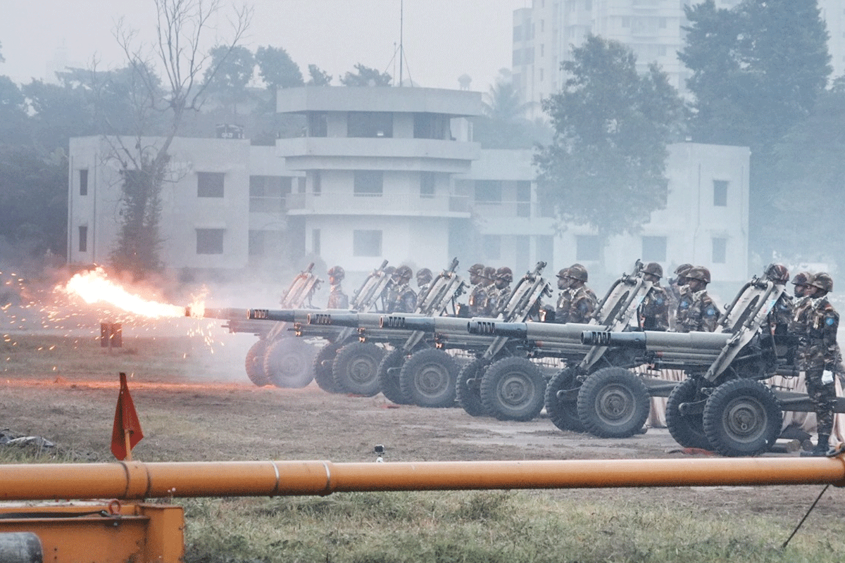 মহান বিজয় দিবসে সেনাবাহিনীর ৩১ বার তোপধ্বনিতে বীর শহীদদের প্রতি গান স্যালুট