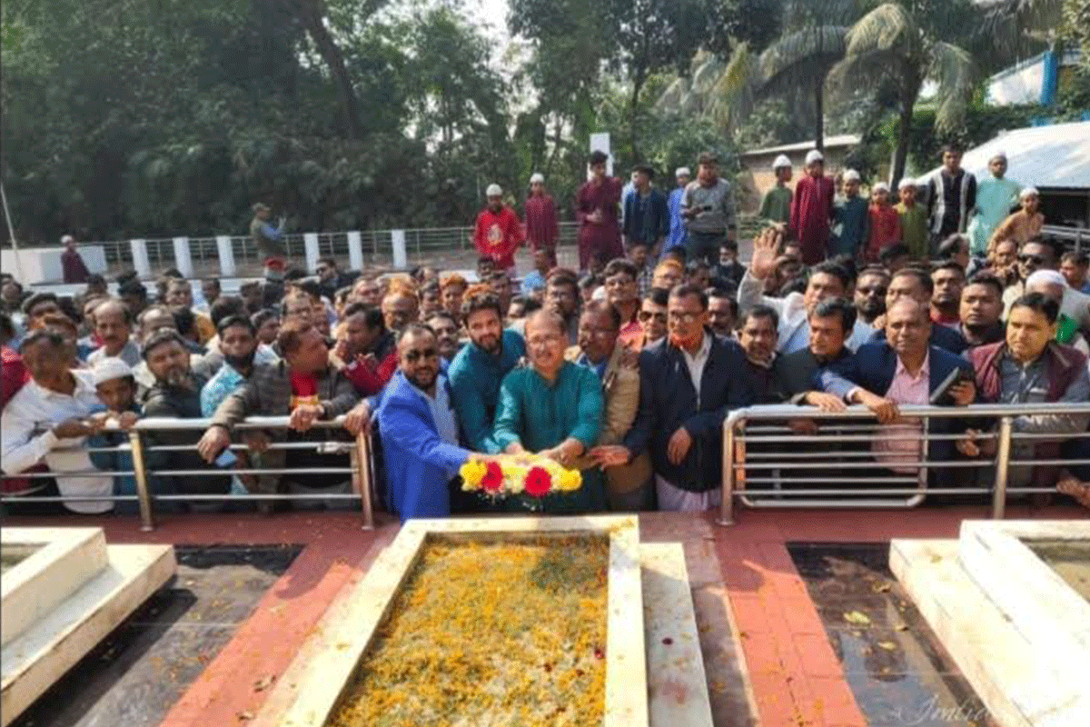 বিজয় দিবসে বীরশ্রেষ্ঠ নূর মোহাম্মদের সমাধিতে ফুল দিয়ে শ্রদ্ধা