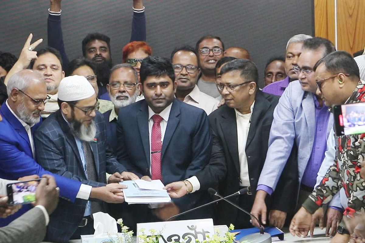 নওগাঁ-৫ আসনে বিএনপি প্রার্থীর পক্ষে মনোনয়ন ফরম উত্তোলন