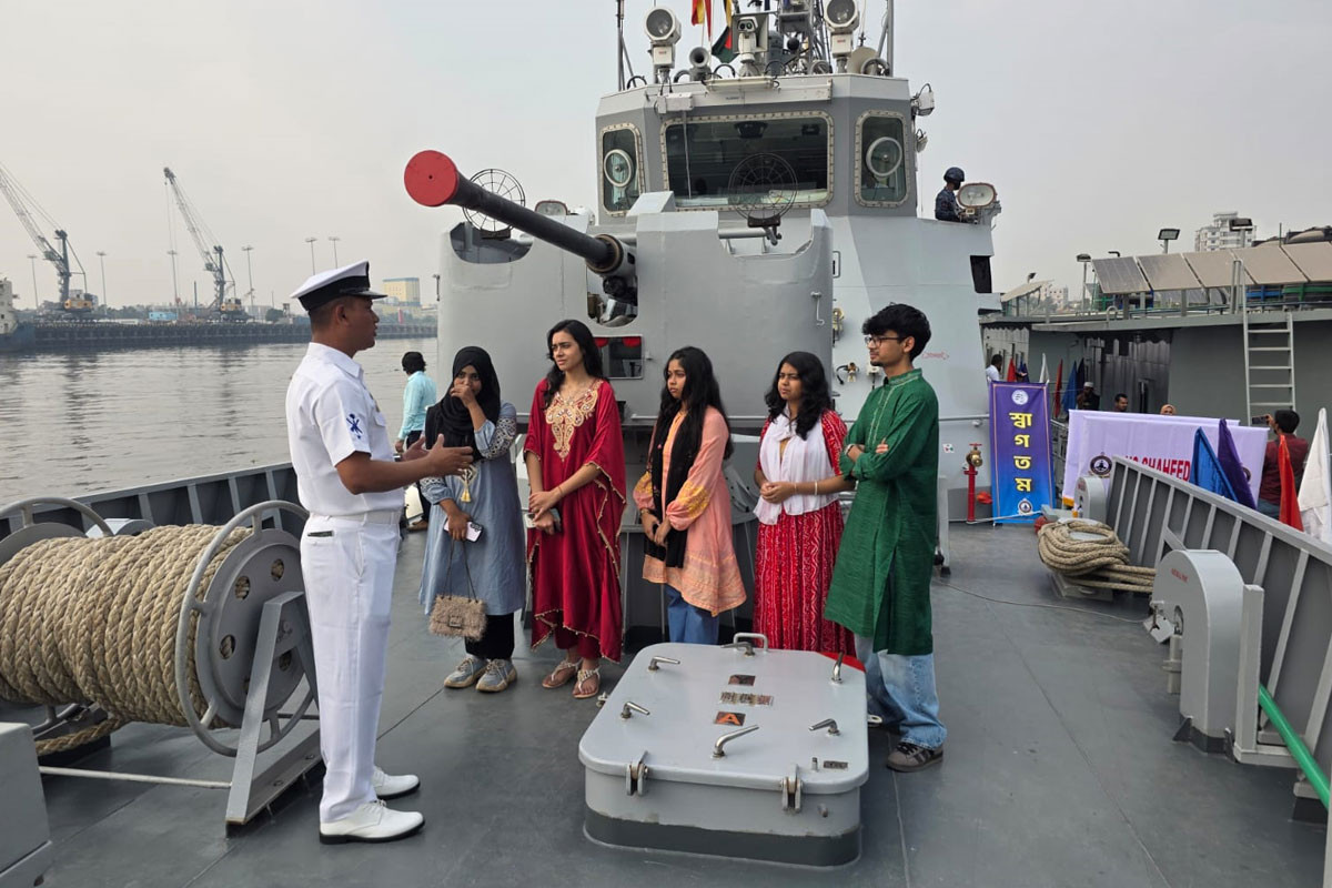 বিজয় দিবসে নৌবাহিনীর যুদ্ধজাহাজ দেখলো উৎসুক জনতা