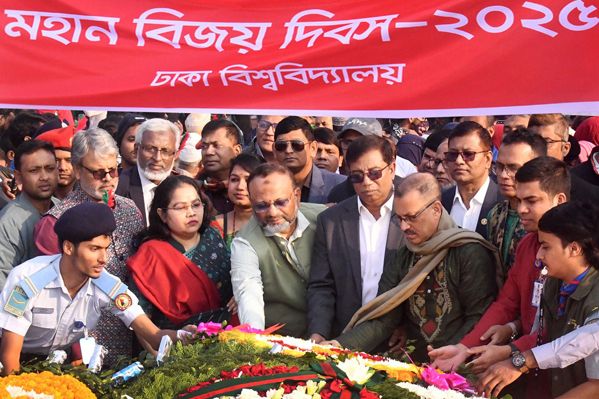 বর্ণাঢ্য আয়োজনে ঢাকা বিশ্ববিদ্যালয়ে বিজয় দিবস উদযাপন