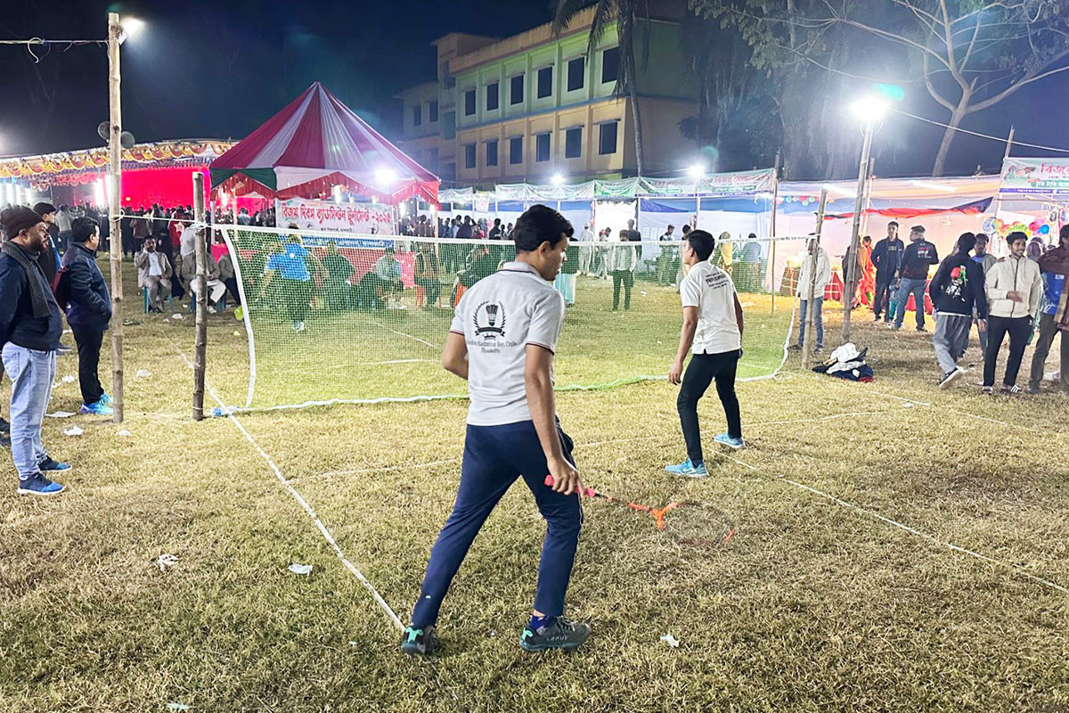 মেলার মাঠে ব্যাডমিন্টন টুর্নামেন্ট, অস্বস্তিতে দর্শনার্থীরা