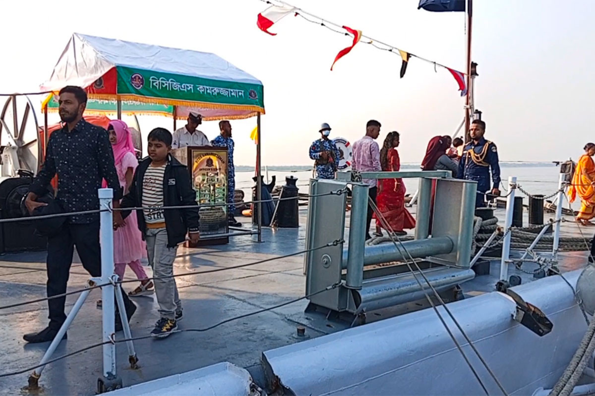 বিজয় দিবসে মোংলায় নৌবাহিনী ও কোস্ট গার্ডের যুদ্ধ জাহাজ উন্মুক্ত