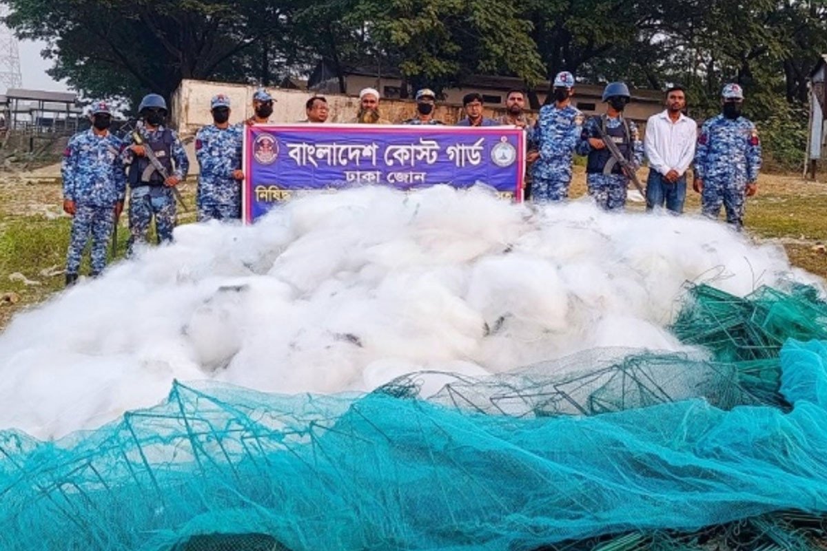 মুন্সীগঞ্জে ৩২ কোটি টাকার নিষিদ্ধ কারেন্ট জাল ও সুতার রিল জব্দ