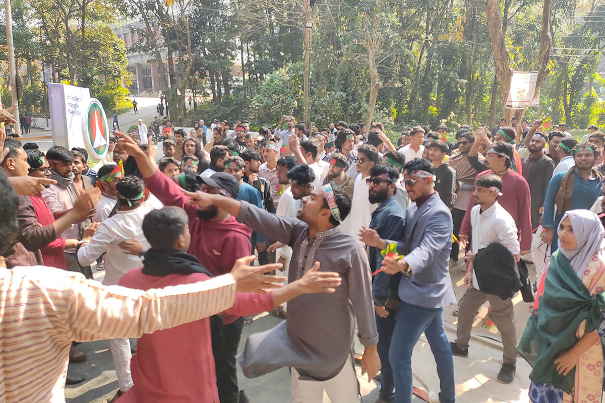 বিজয় দিবসেও চবিতে উত্তেজনা