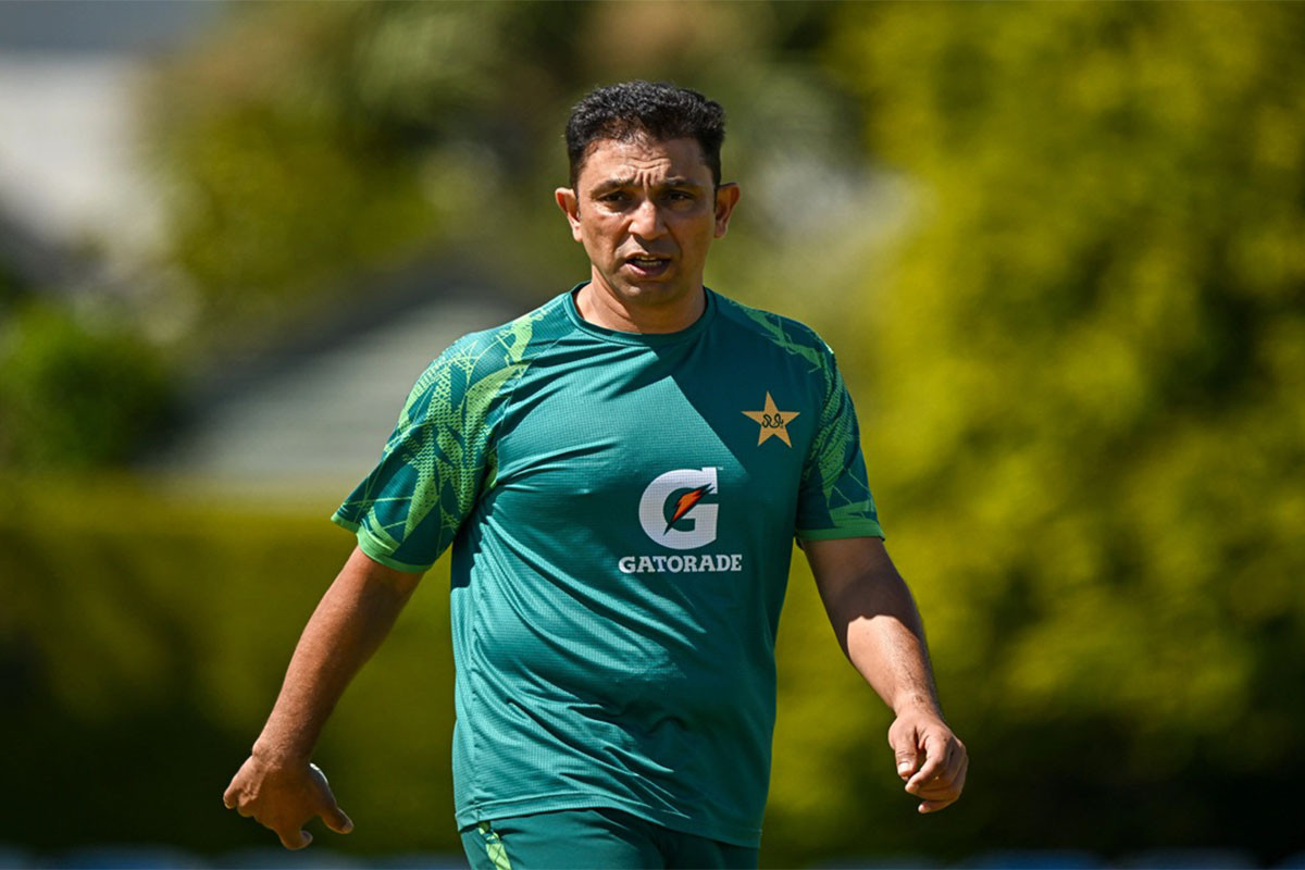 পাকিস্তান টেস্ট দলের দায়িত্ব ছাড়লেন আজহার