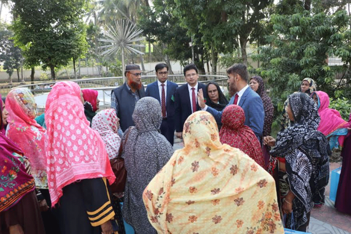 বৃদ্ধাশ্রমের মায়েদের নিয়ে জেলা প্রশাসকের বিজয় দিবস