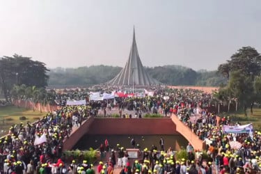মহান বিজয় দিবসে জাতীয় স্মৃতিসৌধে সাধারণ মানুষের ঢল