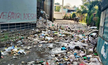 টাঙ্গাইল মেডিকেল কলেজ হাসপাতালের সামনে ময়লার ভাগাড়