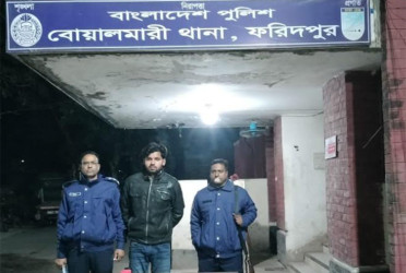 বোয়ালমারীতে ককটেল উদ্ধার, আটক ১