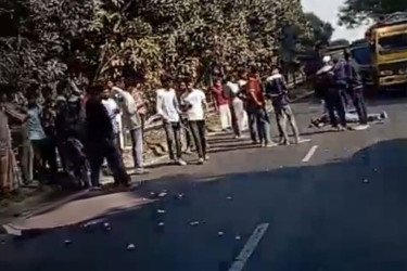 কাভার্ডভ্যানের চাপায় প্রাণ গেল দুই পুলিশ সদস্যের