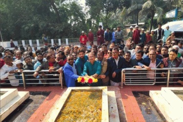 বিজয় দিবসে বীরশ্রেষ্ঠ নূর মোহাম্মদের সমাধিতে ফুল দিয়ে শ্রদ্ধা