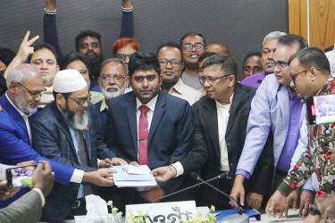নওগাঁ-৫ আসনে বিএনপি প্রার্থীর পক্ষে মনোনয়ন ফরম উত্তোলন