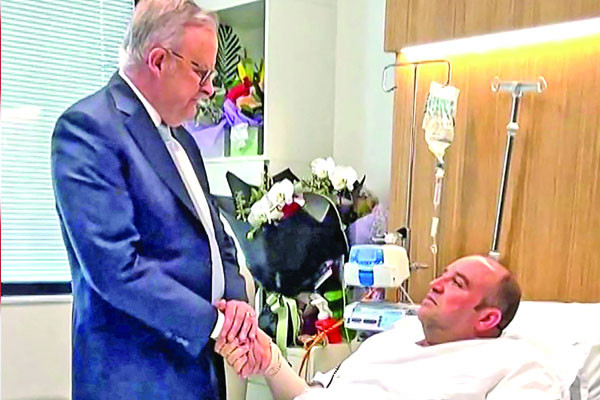 সিডনির সৈকতে হামলাকারীদেও একজন ভারতীয়