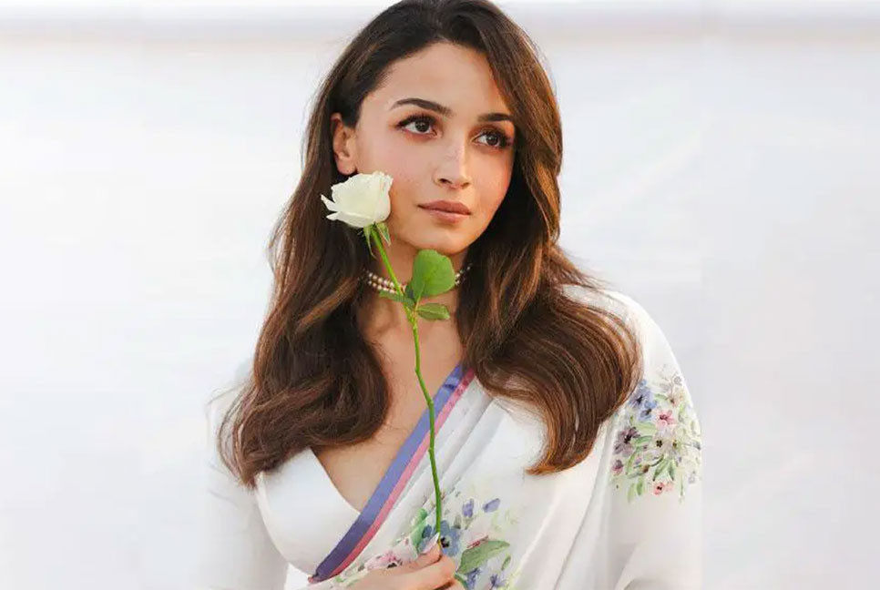 পাকিস্তান যাওয়ার প্রশ্নে আলিয়ার চমকপ্রদ উত্তর