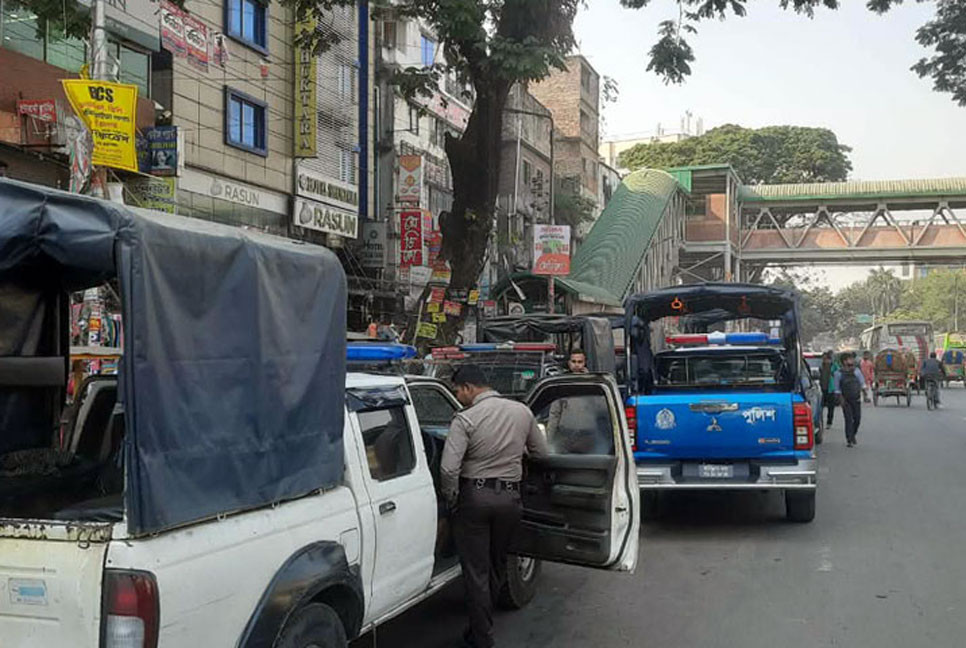 রাজধানীর তেজগাঁও কলেজের সামনে পুলিশ মোতায়েন