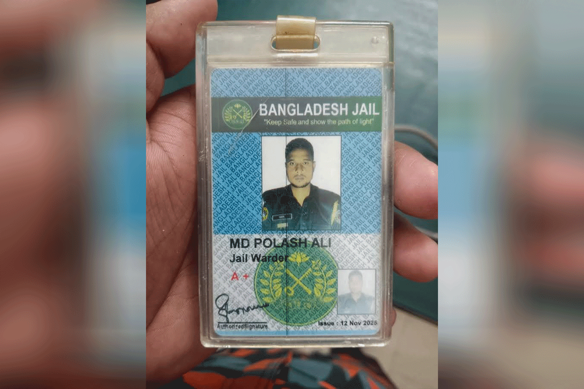 নওগাঁয় বাসচাপায় কারারক্ষী নিহত