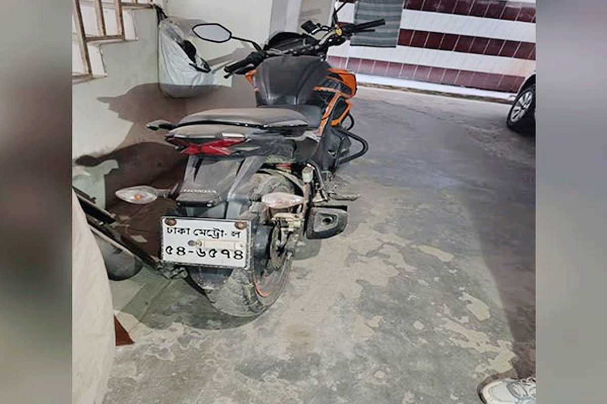 হাদিকে গুলি: ব্যবহৃত মোটরসাইকেল, হেলমেট ও ভুয়া নম্বর প্লেট উদ্ধার