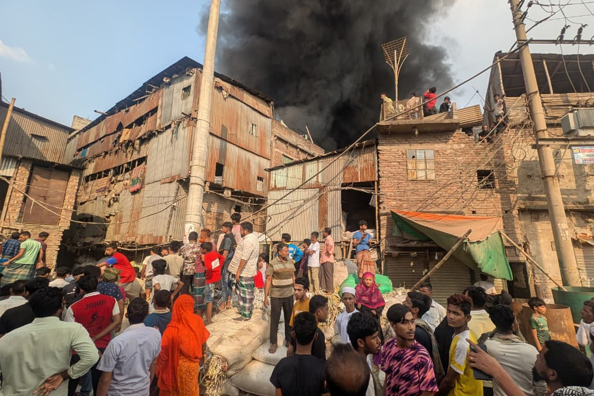 লালবাগে প্লাস্টিকের গোডাউনে আগুন, নিয়ন্ত্রণে ১১ ইউনিট