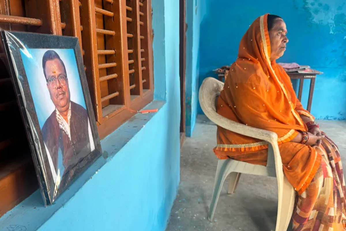 হঠাৎ মারা যাচ্ছেন ভারতের নির্বাচন কর্মীরা, কেউ করছেন আত্মহত্যা