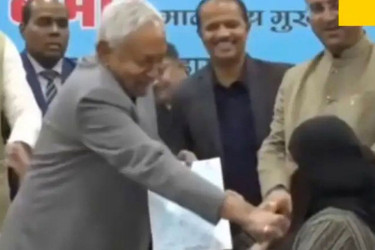 টান দিয়ে নারীর মুখের নিকাব সরিয়ে তোপের মুখে বিহারের মুখ্যমন্ত্রী