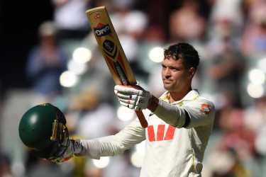 ক্যারির শতকে অ্যাডিলেড টেস্টে ভালো অবস্থানে অস্ট্রেলিয়া