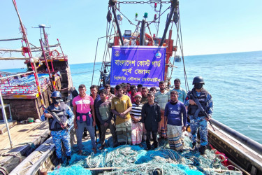 সেন্টমার্টিনের ছেঁড়া দ্বীপে অবৈধ নৌকা-জালসহ ১৬ জেলে আটক