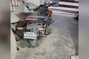 হাদিকে গুলি: ব্যবহৃত মোটরসাইকেল, হেলমেট ও ভুয়া নম্বর প্লেট উদ্ধার